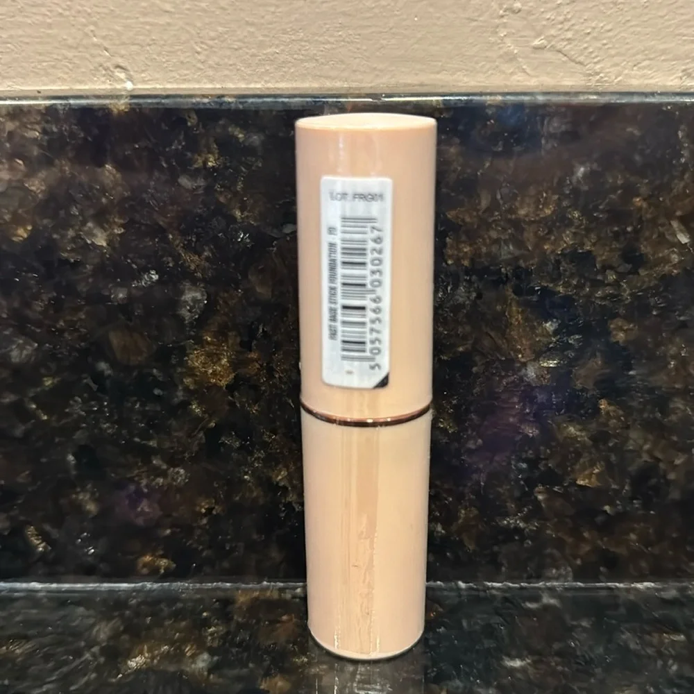 NEW Makeup Revolution Fast‎ Base Stick Foundation - Color F9